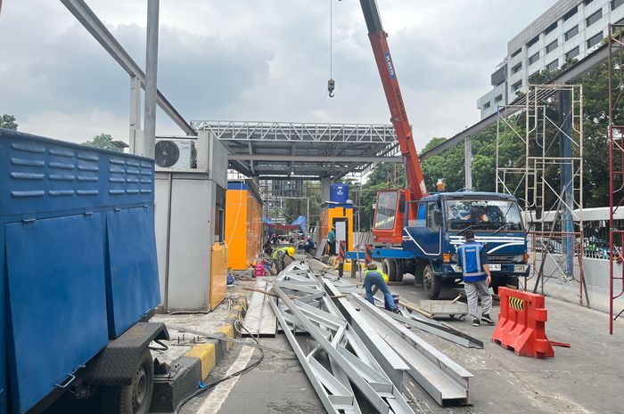Pekerjaan perbaikan tujuh Gerbang Tol (GT) di Ruas Tol Cawang-Tomang-Pluit terus berlangsung dengan progres signifikan.
