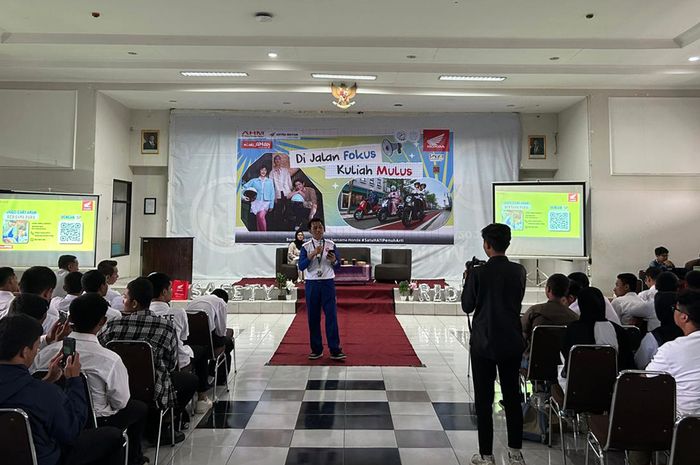 Seminar yang dilakukan Astra Motor Jateng di UNS