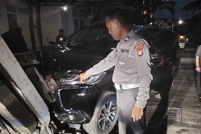 Mitsubishi Pajero Sport yang dikemudikan remaja 15 tahun tabrak dua rumah warga di Jl Kuricang, Pondok Ranji, Ciputat Timur, Kota Tangerang Selatan