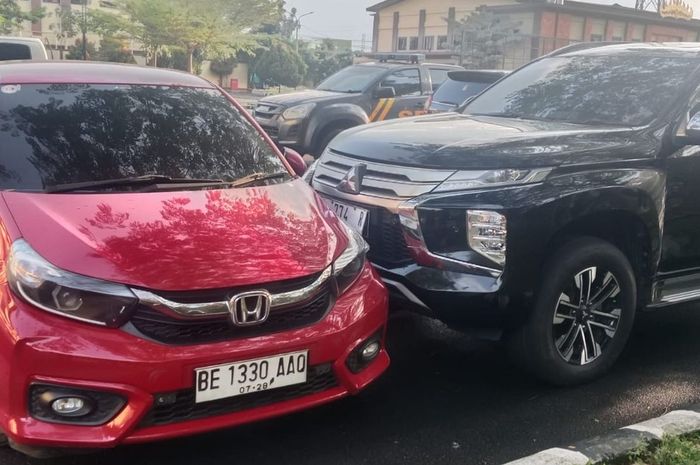Honda Brio komplotan debt collector yang menghalani Mitsubishi Pajero Sport di parkiran Mapolda Lampung