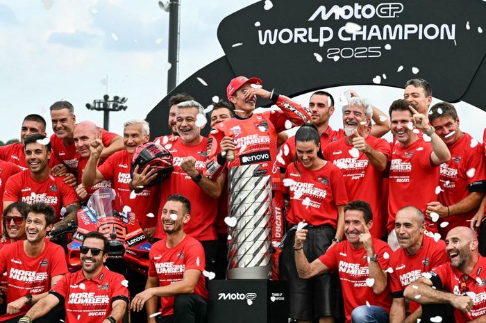 Tim Ducati Lenovo merayakan kemenangan Marc Marquez sebagai Juara Dunia 2025 di Sirkuit Motegi usai balapan MotoGP Jepang 2025, Minggu (28/9/2025).