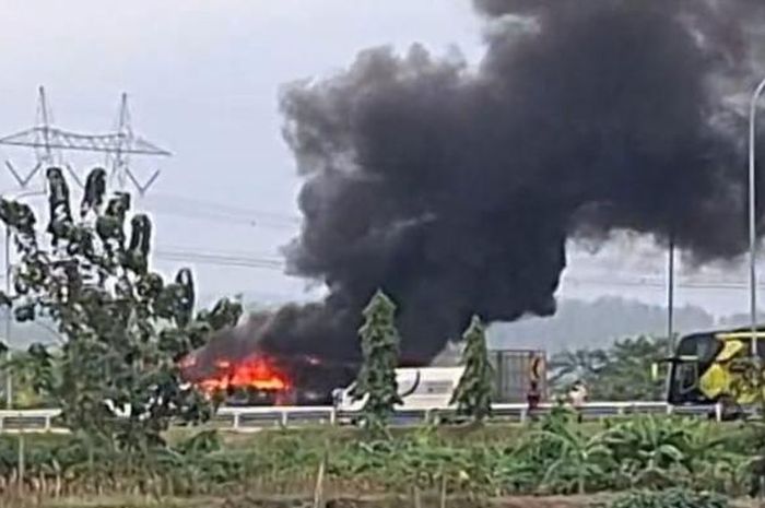 Bus Berlian Jaya dierbu api di Kendal, begini kondisi 13 penumpang dan 3 krunya