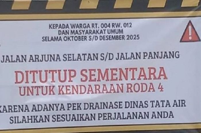 Spanduk informasi penutupan Jalan Arjuna Selatan, Kebon Jeruk, Jakarta Barat karena proyek saluran air baru
