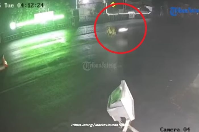 Pengendara Honda PCX hantam pembatas jalan dalam proyek penerangan jalan di Pati