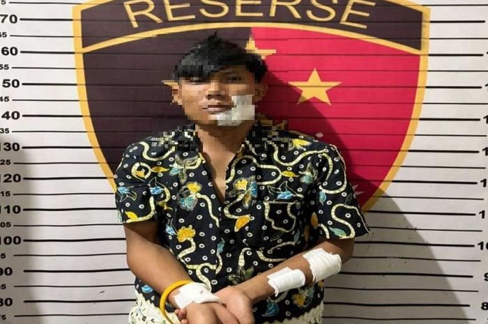 Deki Zulkarnain (24), pelaku yang membunuh Dedi Firmansyah (33) karena urusan tukar tambah motor bekas di kabupaten Empat Lawang, Sumatera Selatan