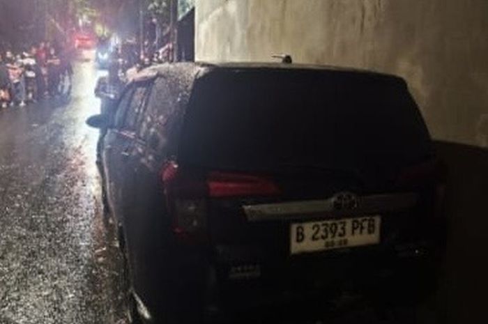 Toyota Calya taksi online yang pengemudinya ditemukan sudah meninggal di dalam kabin saat terparkir di Jl Timbul, Pejaten Barat, Pasar Minggu, Jakarta Selatan, (30/9/25)