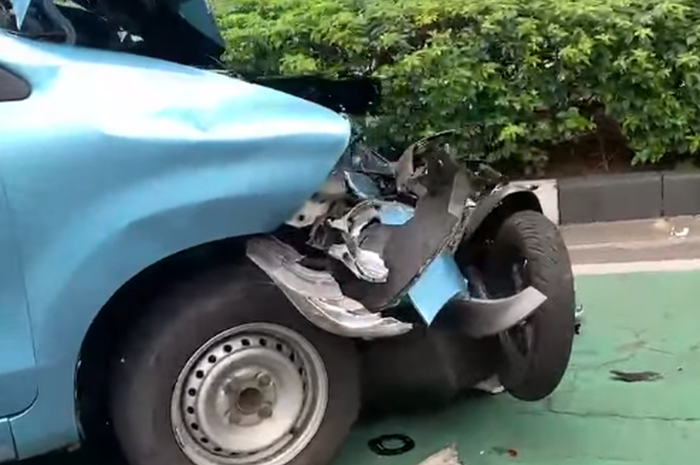 Kondisi Toyota Transmover taksi Blue Bird yang menabrak Honda Scoopy hingga terseret di Jl Jenderal Sudirman, dekat gedung BRI dan halte Benhil 2, Semanggi, Jakarta Pusat
