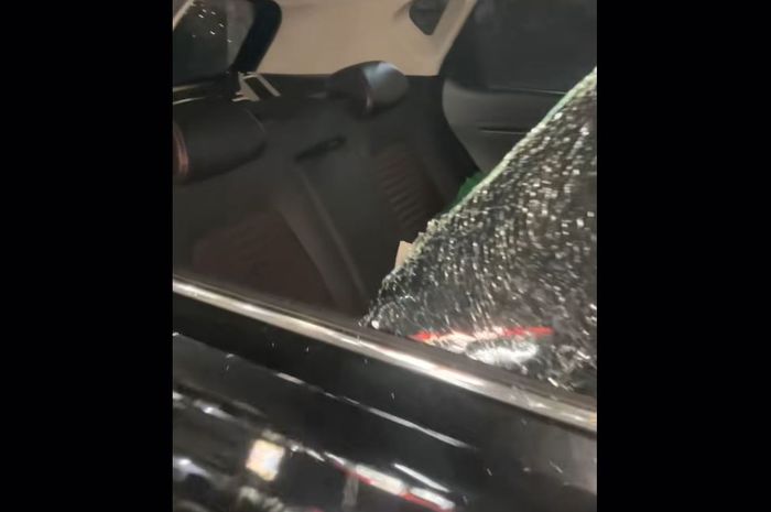 Kondisi kaca belakang kanan mobil Tasya (21) sudah pecah dibobol maling saat parkir di Jalan Margonda Raya, Depok