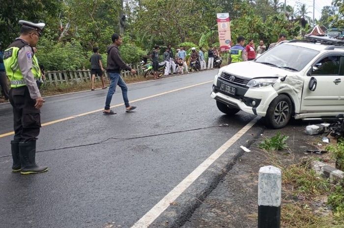 Toyota Rush yang menabrak keras Honda BeAT di tikungan Widoro Kulon, Bunder, Patuk, Gunungkidul, Yogyakarta