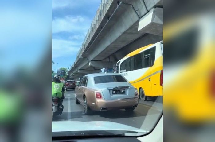 Rolls-Royce Phantom berpelat nomor gantung alias palsu DD 1 EDY di kota Makssar, Sulawesi Selatan diburu Polisi 