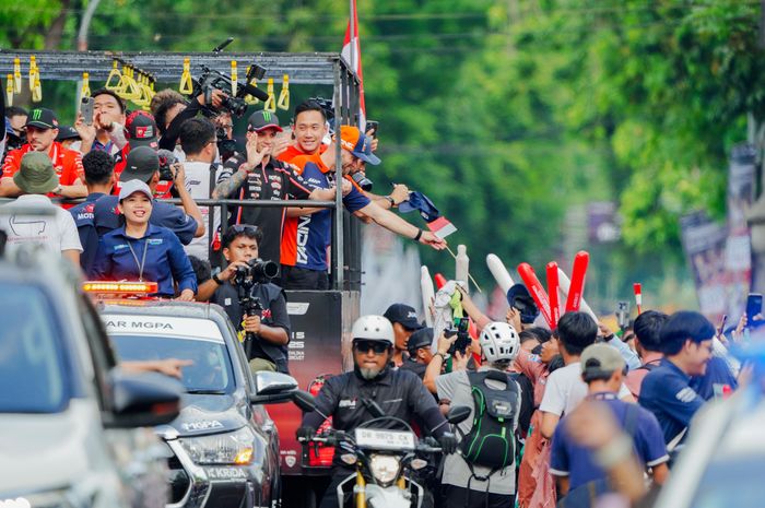 Ribuan warga memadati jalur parade untuk menyambut para pembalap dunia yang melintas di jalanan kota.