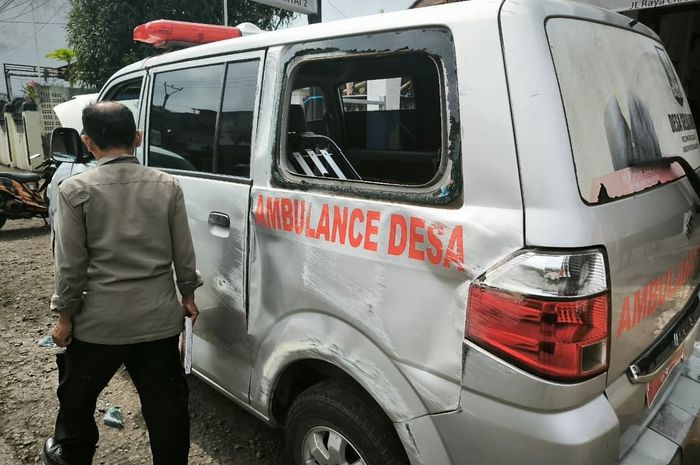 Kondisi Suzuki APV yang menjadi ambulans desa Selajambe, kabupaten Sukabumi, Jawa Barat lecet dan ringsek parah usai terguling saat angkut pasien patah tulang