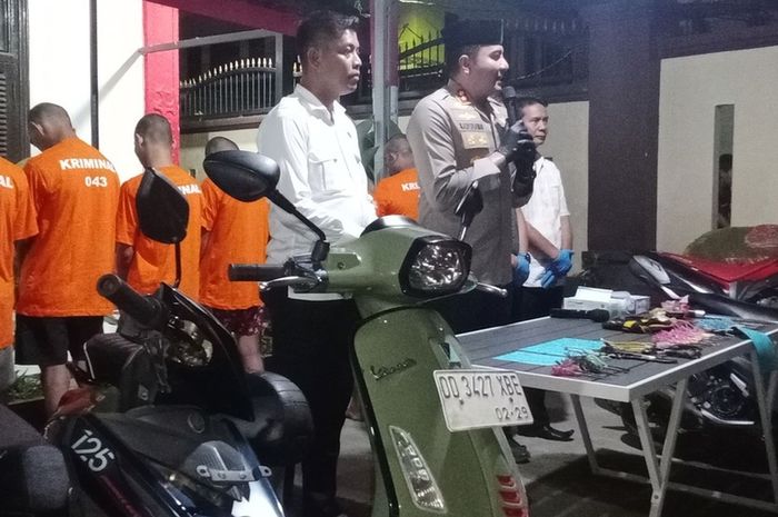 Konferensi Pers Polres Gowa atas penangkapan geng motor yang menyerang warga menggunakan parang dan busur panah di Pallangga