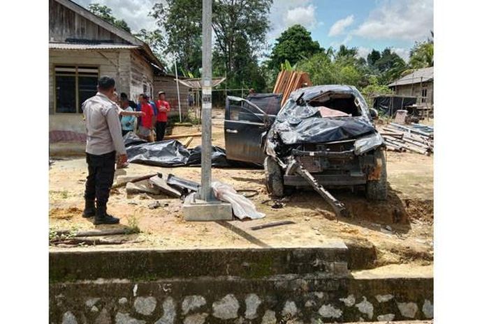 Mitsubishi Pajero Sport hantam tiang listrik hingga sebabkab si pengemudi tewas