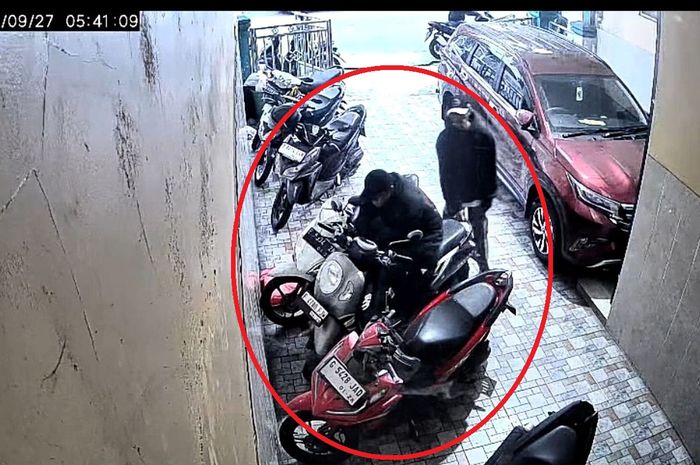 Dalam lingkaran merah, dua pelaku maling yang terekam CCTV menggasak Honda Scoopy dan Vario 125 di indekos Jl Surya Raya, Bekasi Selatan, kota Bekasi