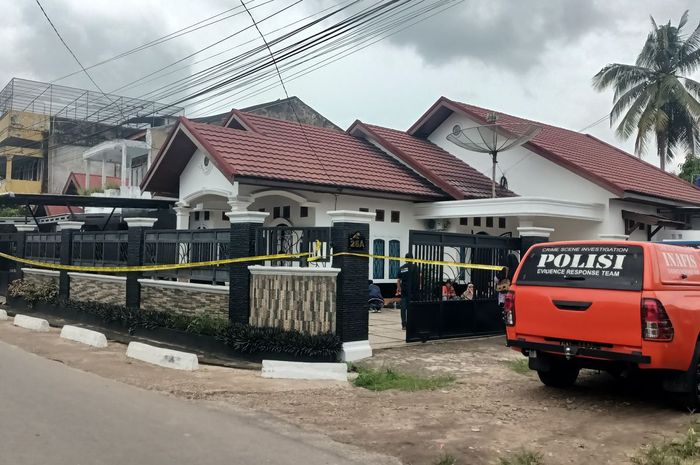 Tim Inafis Polresta Jambi olah TKP di rumah korban perampokan dengan kekerasan hingga pemiliknya terbunuh bersimbah darah di Jl Ria Graphic RT 22, Talang Bakung, Paal Merah, kota Jambi, Jambi