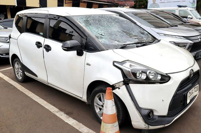 Kondisi Toyota Sienta milik F yang diamuk massa di Jl Margonda Raya, Depok karena teriakan S yang berawal dari masalah pribadi penipuan