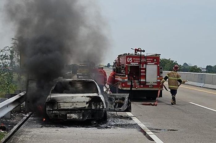 Toyota Corolla ludes sisa kerangka usai diserbu api di Tol Semarang-Batang