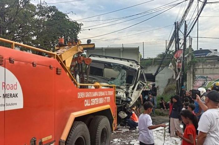 Truk tronton loncat dari jalan tol ke jalan raya di bawahnya. Pikap hingga pak ogah jadi korban