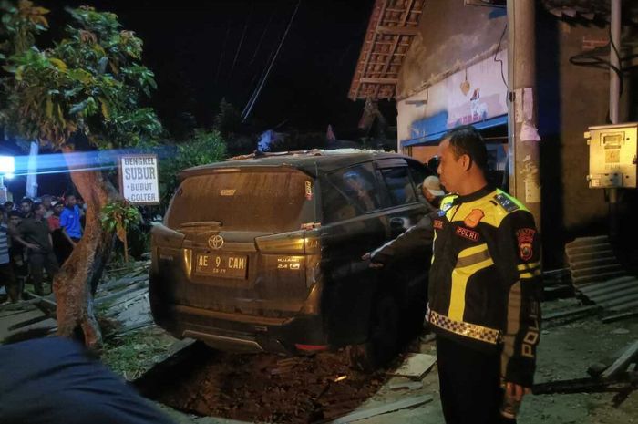 Innova Reborn yang ditumpangi penyanyi dangsut Cantika Davinca renggut nyawa dua anak SMP di Magetan