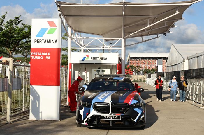 BMW M5 yang jadi safety car MotoGP Indonesia 2025 terlihat sedang mengisi Pertamax Turbo
