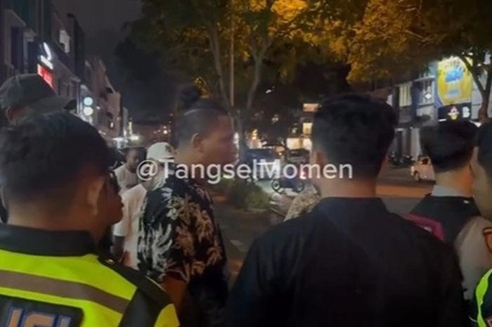 Seorang debt collector yang tantang polisi saat sedang melakukan penarikan Daihatsu Sigra di Tangerang berakhir ditangkap