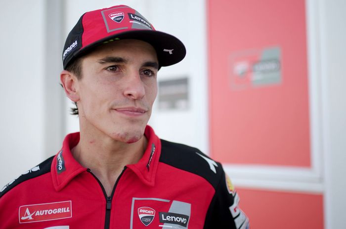 Pembalap Ducati Lenovo, Marc Marquez, setelah mengalami kecelakaan pada balapan MotoGP Indonesia di Sirkuit Mandalika, Lombok, Nusa Tenggara Barat, 5 Oktober 2025.