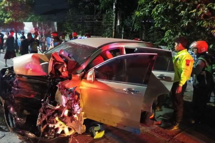 Honda CR-V terburai parah hingga mesin terlihat. Sebanyak 2 orang tewas