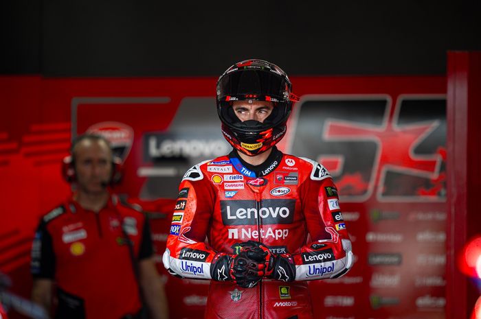 Pembalap Ducati Lenovo, Francesco Bagnaia, berada di paddock pada MotoGP Indonesia 2025