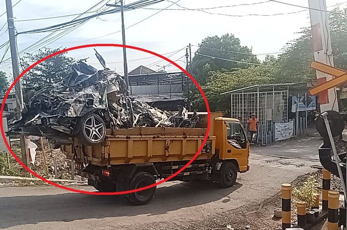 Dalam lingkaran merah, rongsokan sedan Mercedes-Benz yang ditemukan di bawah reruntuhan musala Pondok Pesantren Al-Khoziny diangkut truk PU