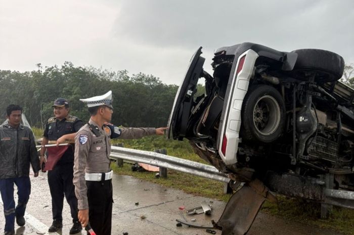 Toyota Fortuner yang mengalami aquaplaning di tol Pekanbaru-Bangkinang, Kampar, Riau hancur setelah terbang dan mendarat di besi pembatas 