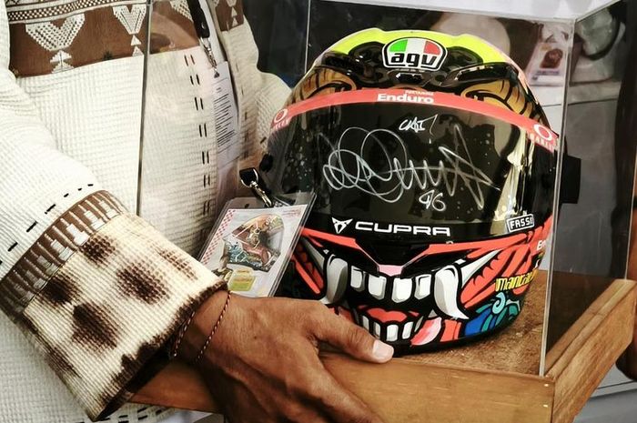 Helm AGV yang desainnya dibuat anak bangsa, Jhony Prasetyo dan ditanda tangani Valentino Rossi laku dilelang Pertamina Lubricants Rp 15 juta