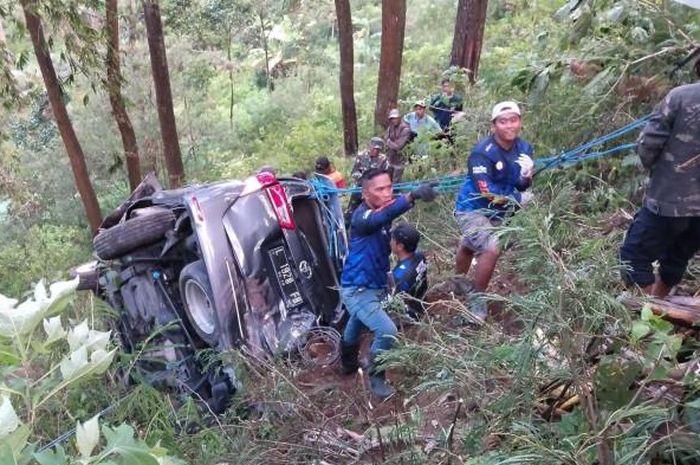 Warga dan petugas gabungan berusaha mengevakuasi Toyota Kijang Innova Reborn yang terjun ke jurang sedalam 30 meter di jalur Cangar-Pacet, kabupaten Mojokerto, Jawa Timur, dua orang tewas, lima luka-luka