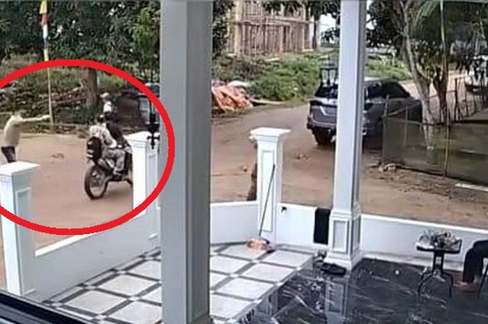 Dalam lingkaran merah, pelaku Maharani alias Rani menembak temannya yang mengendarai Kawasaki KLX 150 hingga tewas di desa Sungai Jeruju, Kecamatan Cengal, Kabupaten Ogan Komering Ilir (OKI), Sumatera Selatan