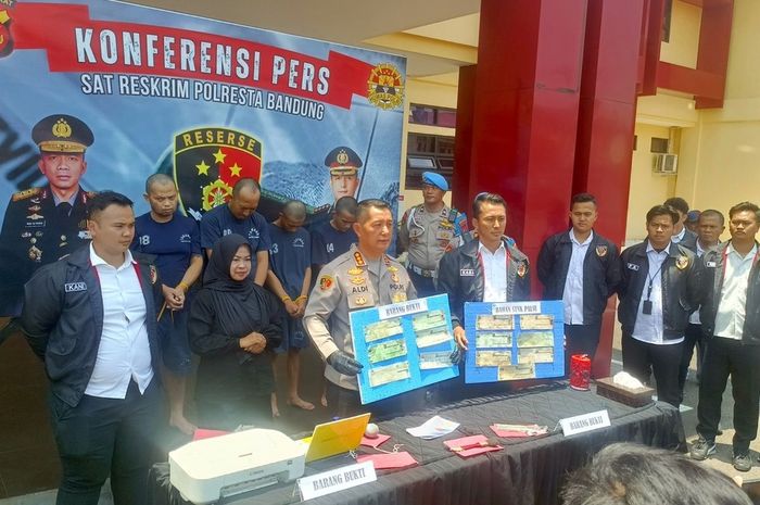 Polresta Bandung berhasil mengungkap sindikat pembuatan dan penjualan STNK palsu berawal dari penangkapan pelaku maling motor