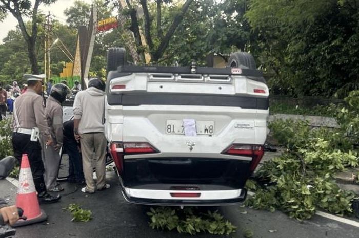 Mitsubishi Xpander kayang hadap langit di Pekanbaru. Begini kronologinya