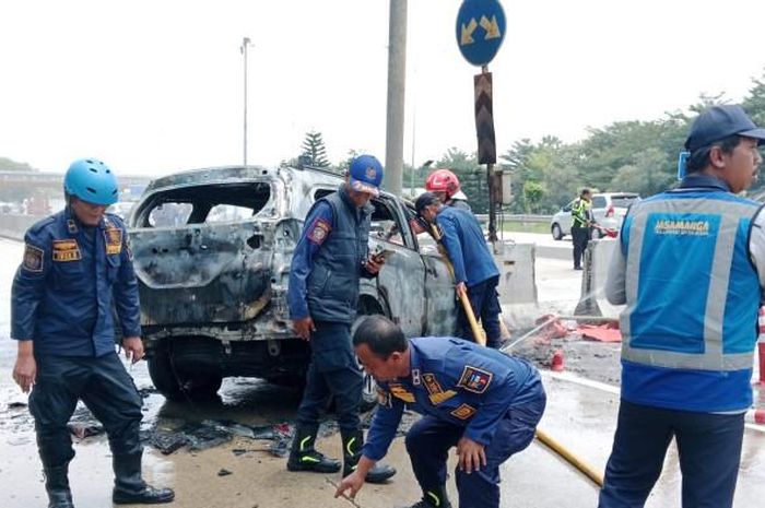 Toyota Rush hangus usai hajar beton di Tol Ciawi Bogor