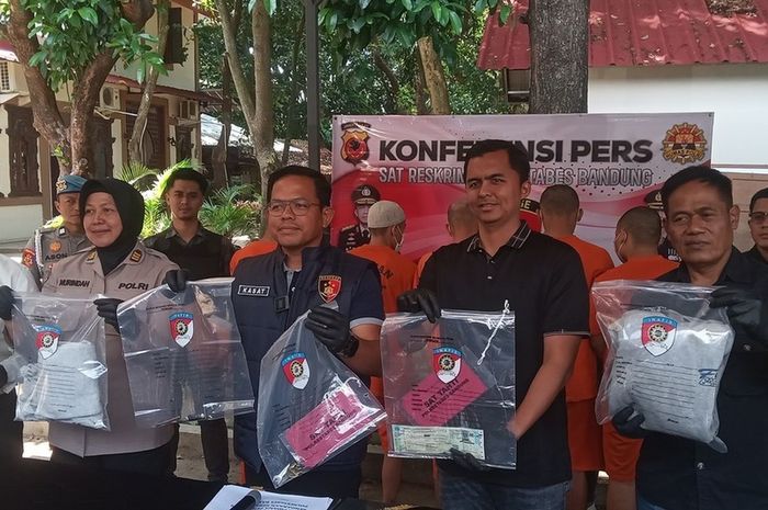 Konferensi Pers Polrestabes Bandung penangkapan para pelaku maling motor, termasuk dilakukan bapak dan anak tiri di kota Bandung, Jawa Barat