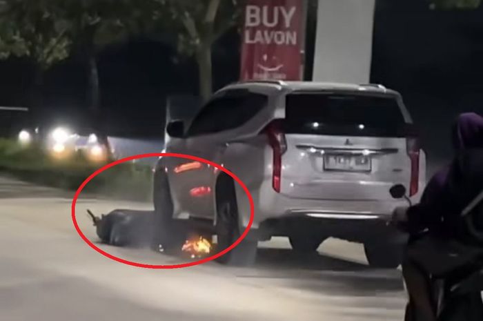 Dalam lingkaran merah, motor yang diseret sejauh 5 Km oleh Mitsubishi Pajero Sport putih yang dikemudikan WNA di Tangerang, Banten