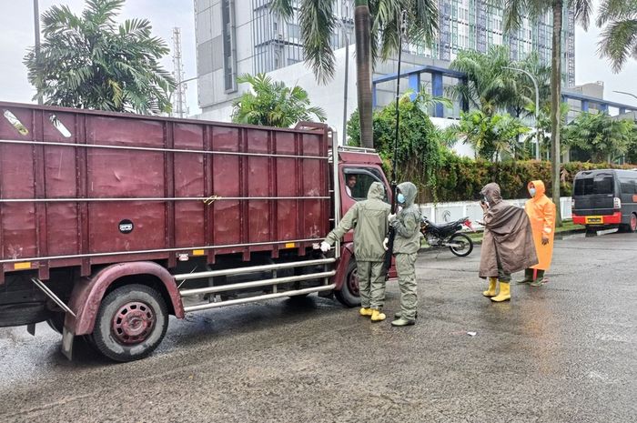 Puluhan truk yang keluar dari kawasan industri Cikande, Serang, Banten terpapar radiasi radioaktif Cesium-137