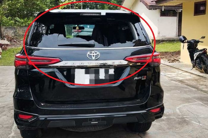 Kaca belakang Toyota Fortuner 2.8 Dinas Kapolres Kuansing, AKBP Raden Ricky Pratidiningrat pecah jadi korban amukan massa saat penertiban tambang emas ilegal di Kecamatan Cerenti, Kabupaten Kuantan Singingi (Kuansing), Riau