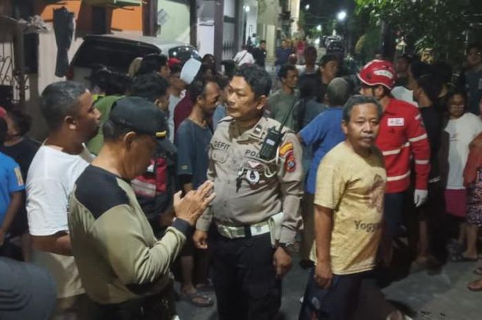 Kerumunan warga usai kecelakaan mobil listrik MG ZS EV tabrak anak usia 6 tahun hingga tewas di Jl Jagir Sidomukti VI, Wonokromo, Surabaya, Jawa Timur