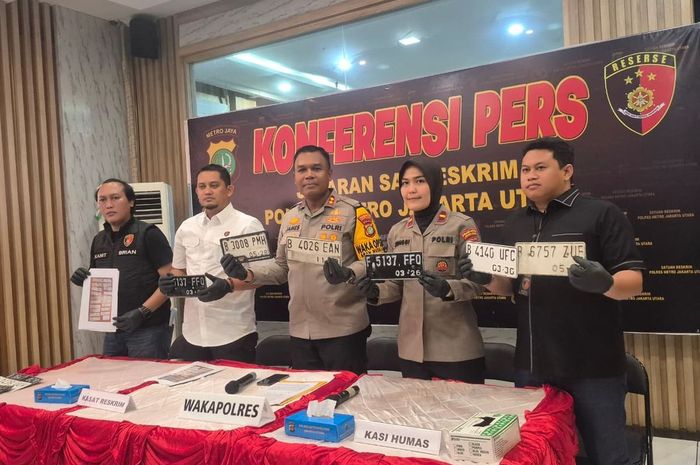 Barang bukti STNK dan pelat nomor palsu yang digunakan sindikat curanmor untuk kirim motor hasil maling dari pulau Jawa ke Sumatera via ekspedisi