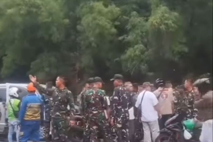Rombongan prajurit TNI Yonif 848/Satria Pandya Cakti (Spc) geruduk Daihatsu Luxio yang berisi pelaku maling motor dengan barang bukti satu Honda Vario dan dua Honda BeAT di tol Kebon Jeruk, Jakarta Barat