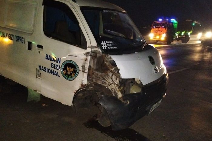 Daihatsu Gran Max milik Badan Gizi Nasional (BGN) ditabrak truk tronton tangki dari belakang, lalu ditebas truk boks dari depan di u-turn desa Pangkalan, Losarang, kabupaten Indramayu, Jawa Barat