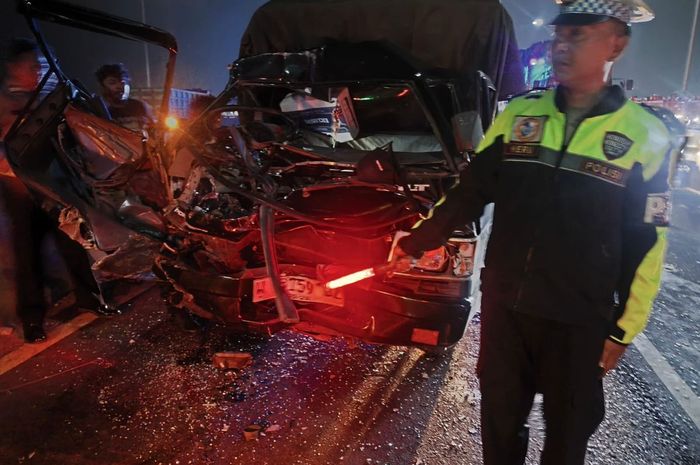 Mitsubishi L300 muatan peci asal Lamongan berubah hancur mengerikan di atas jembatan Suramadu, Jawa Timur, pengemudi tewas di kabin