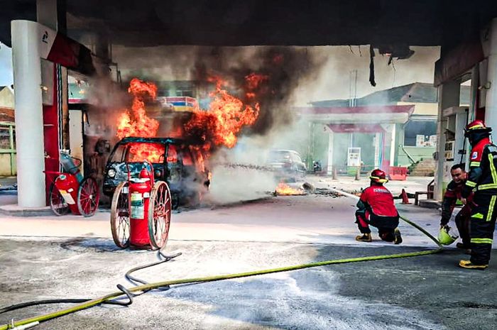Suzuki Carry terbakar di SPBU dan api merambat ke tempat pengisian BBM
