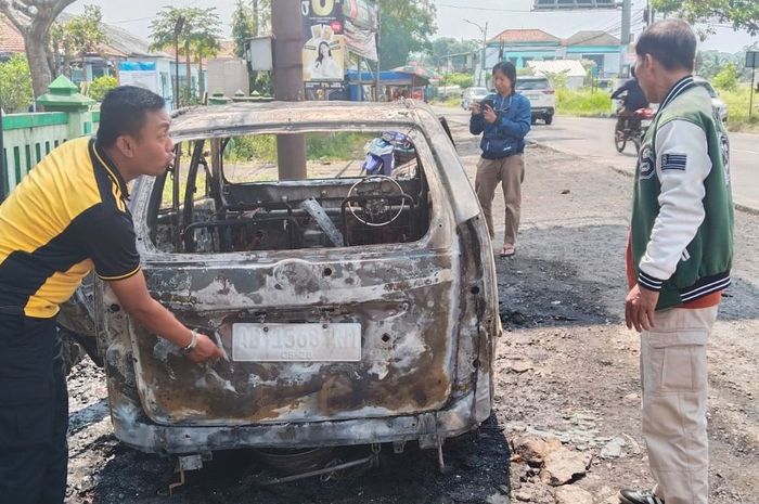 Toyota Avanza yang terbakar habis di Jalan Yusuf Ronodipuro, Tingkir Tengah, Tingkir, kota Salatiga, Jawa Tengah akibat kabel audio