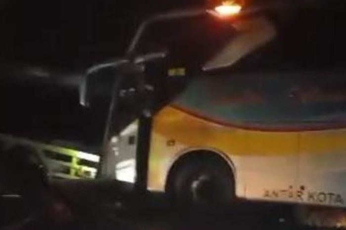 Bus Sumber Selamat babak belur wajah usai beradu keras lawan truk tepat di depannya