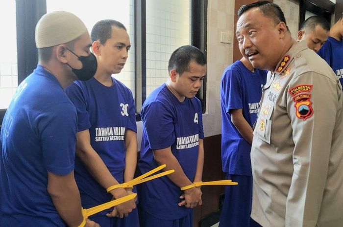 Kapolres Cilacap, Kombes Pol Budi Adhy Buono saat mengintogerasi pelaku pencurian gabah petani